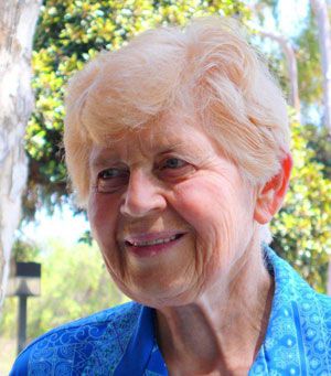 Dr. Hulda Clark lächelnd im blauen Oberteil
